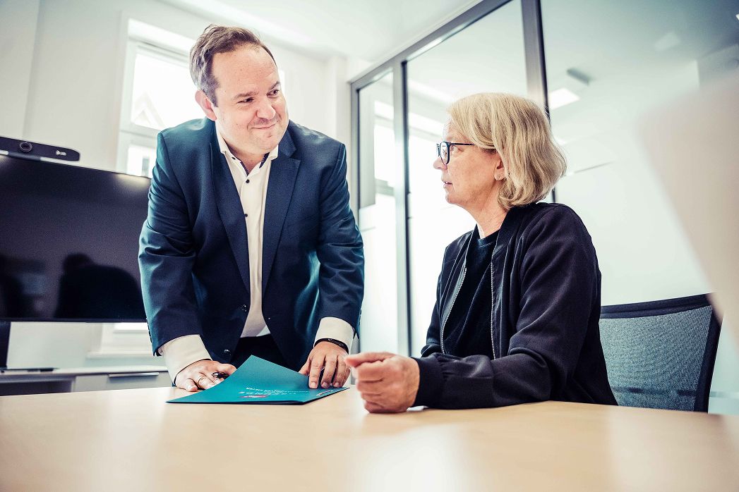 Andreas-Oliver Meyer mit Kundin